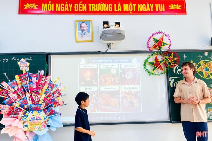 Những tiết học tiếng Anh tại Trường Tiểu học, THCS, THPT - Đại học Hà Tĩnh đã lồng ghép các nội dung về giá trị tốt đẹp của ngày tết trung thu.