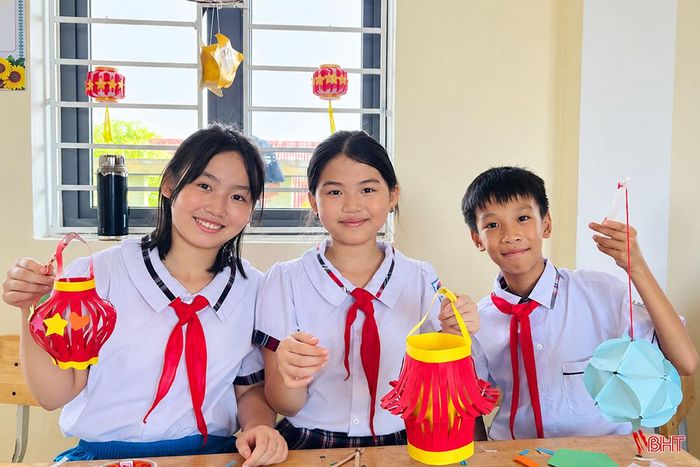 Các bạn học sinh lớp 5D, Trường Tiểu học Cẩm Xuyên với những chiếc đèn lồng tự sáng tạo.