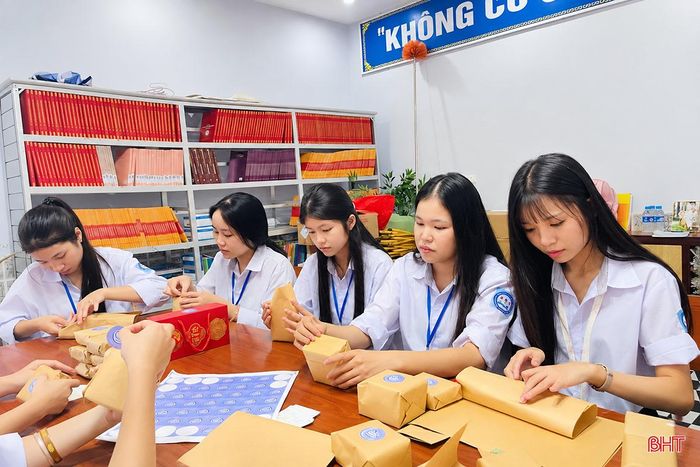 Các thành viên CLB Sẻ chia yêu thương, Trường THPT Cẩm Bình với dự án thiện nguyện bán bánh trung thu gây quỹ cho các hoàn cảnh khó khăn.