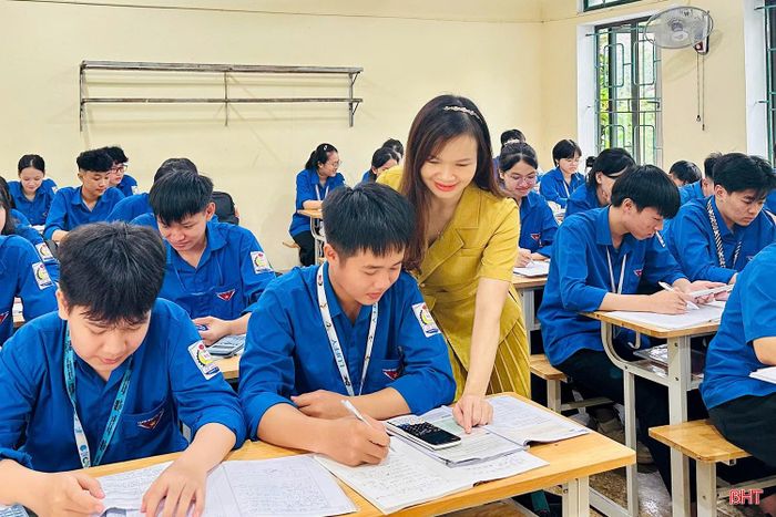 Giáo viên Trường THPT Cù Huy Cận giúp học sinh nắm chắc kiến thức, rèn phương pháp học tập.
