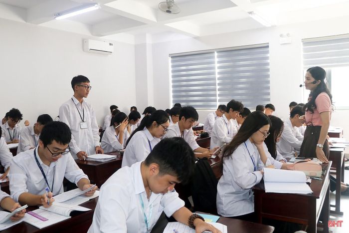 Cô giáo Phan Thị Thanh Tâm - chủ nhiệm lớp 12A1, Trường THPT Phan Đình Phùng thường xuyên nắm bắt tâm tư, giúp học sinh ổn định nền nếp học tập.