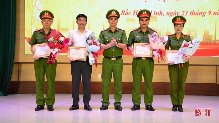 Đại tá Nguyễn Phi Hải - Phó Giám đốc Công an tỉnh trao giấy khen của Giám đốc Công an tỉnh cho UBND phường Bắc Hồng Lĩnh và các cá nhân.