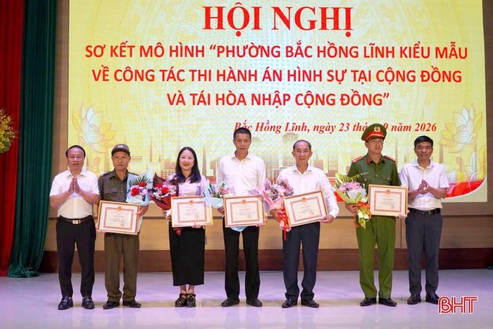 Lãnh đạo phường Bắc Hồng Lĩnh trao giấy khen cho các tập thể và cá nhân.