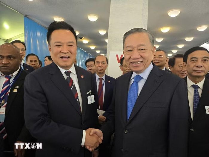 Tổng Bí thư, Chủ tịch nước Tô Lâm gặp Thủ tướng Thái Lan Anutin Charnvirakul. (Ảnh: TTXVN)
