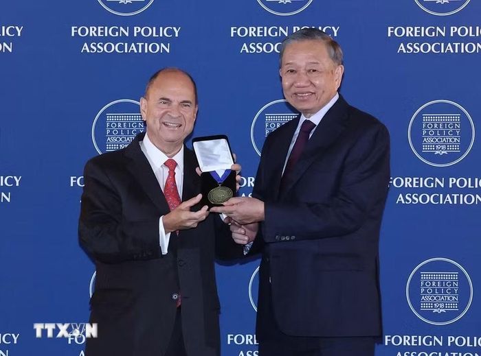 Lãnh đạo Hiệp hội Chính sách Đối ngoại trao Huy chương tặng Tổng Bí thư, Chủ tịch nước Tô Lâm. (Ảnh: Thống Nhất/TTXVN)