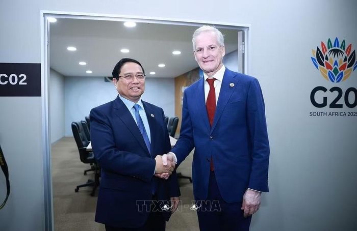 Thủ tướng Phạm Minh Chính gặp Thủ tướng Na Uy Jonas Gahr Store, nhân dự Hội nghị Thượng đỉnh G20 tại Nam Phi (23/11/2025). (Ảnh: Dương Giang/TTXVN)
