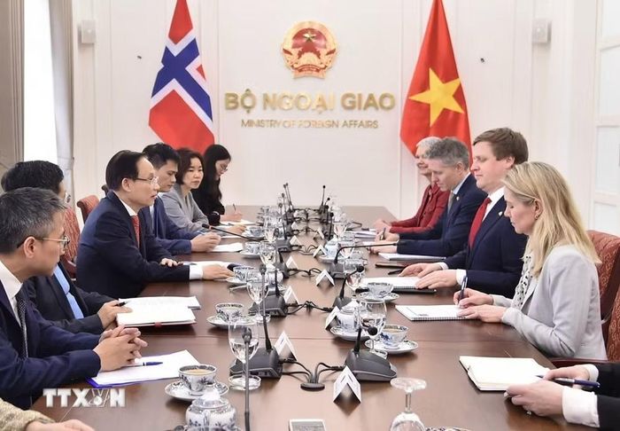 Bộ trưởng Ngoại giao Lê Hoài Trung tiếp Bộ trưởng Phát triển quốc tế Na Uy Åsmund Aukrust tháng 2/2026. (Ảnh: TTXVN)