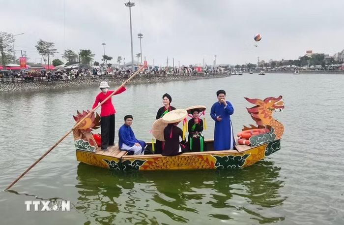 Hát Quan họ trên thuyền. (Ảnh: Thanh Thương/TTXVN)