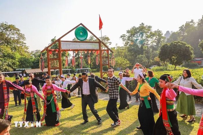 Các đại biểu tham quan không gian văn hóa của đồng bào các dân tộc tại Làng Văn hóa-Du lịch các dân tộc Việt Nam. (Ảnh: Khánh Hòa/TTXVN)