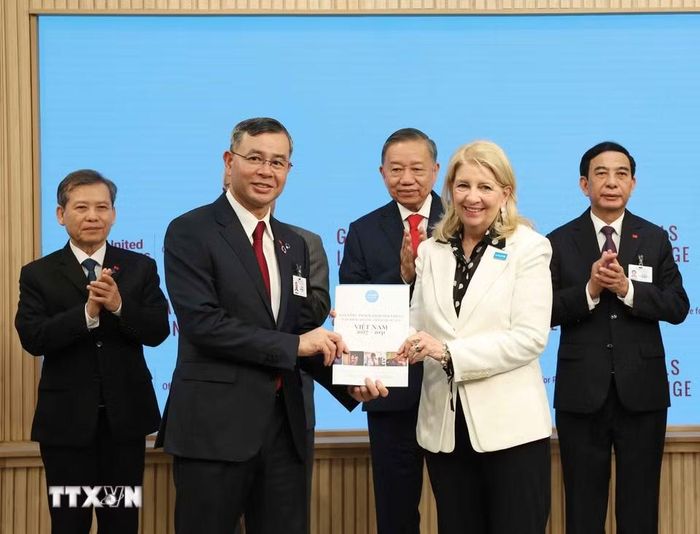 Tổng Bí thư, Chủ tịch nước Tô Lâm chứng kiến lễ trao văn kiện, thỏa thuận hợp tác của Việt Nam với các cơ quan của Liên hợp quốc. (Ảnh: Thống Nhất/TTXVN)