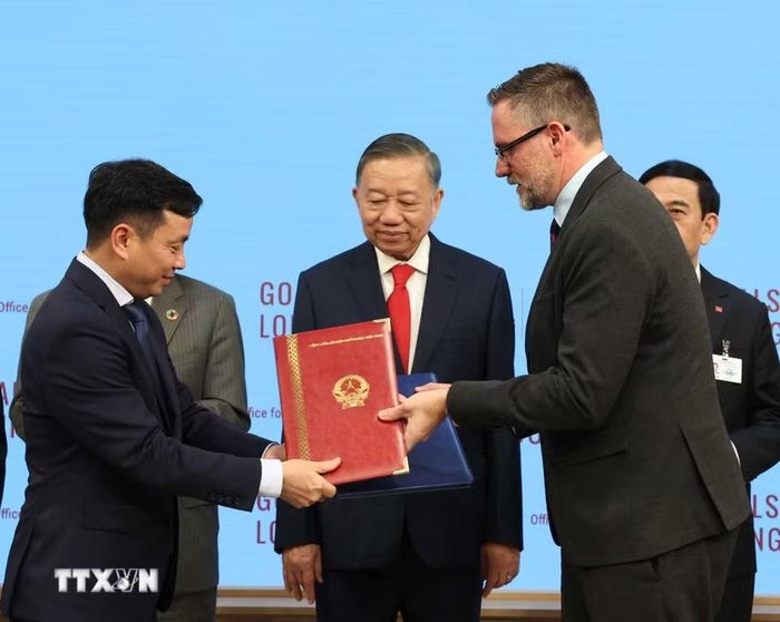 Tổng Bí thư, Chủ tịch nước Tô Lâm chứng kiến lễ trao văn kiện, thỏa thuận hợp tác của Việt Nam với các cơ quan của Liên hợp quốc. (Ảnh: Thống Nhất/TTXVN)