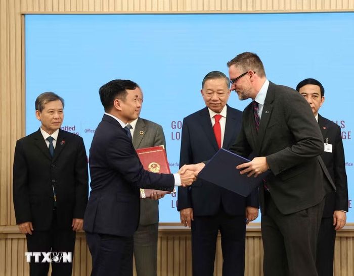 Tổng Bí thư, Chủ tịch nước Tô Lâm chứng kiến lễ trao văn kiện, thỏa thuận hợp tác của Việt Nam với các cơ quan của Liên hợp quốc. (Ảnh: Thống Nhất/TTXVN)
