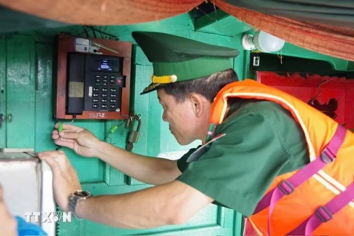 Bộ đội Biên phòng Thành phố Hồ Chí Minh kiểm tra thiết bị giám sát hành trình trên một tàu cá trước khi ra khơi. (Ảnh: Hoàng Nhị/TTXVN)