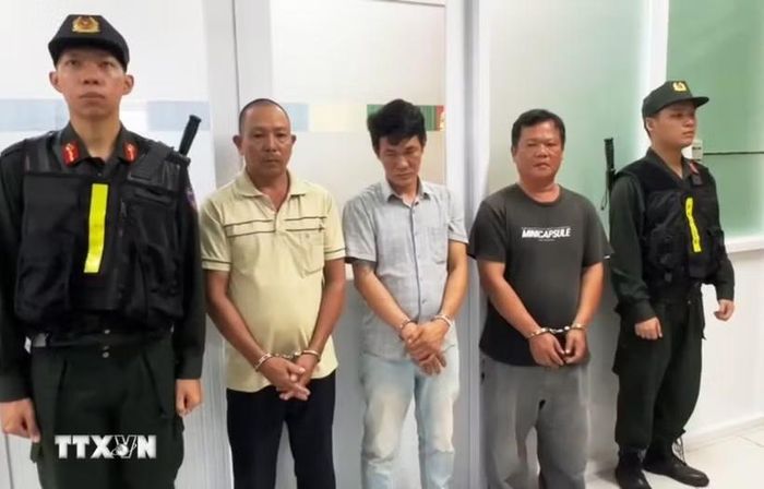 Các đối tượng tại cơ quan công an. (Ảnh: TTXVN phát)