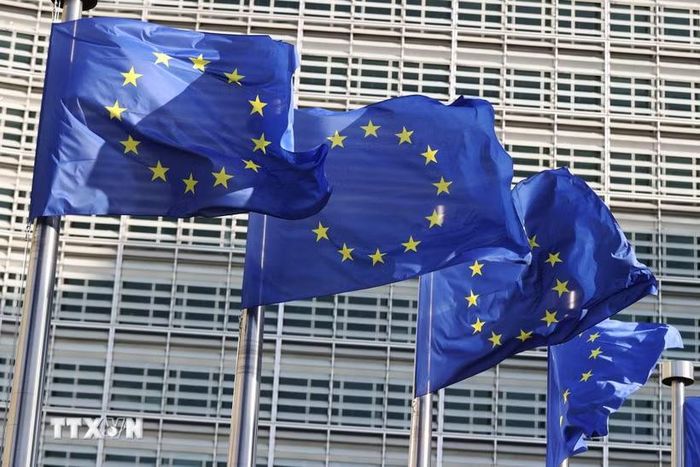 Cờ EU bên ngoài trụ sở Ủy ban châu Âu ở Brussels, Bỉ. (Ảnh: THX/TTXVN phát)