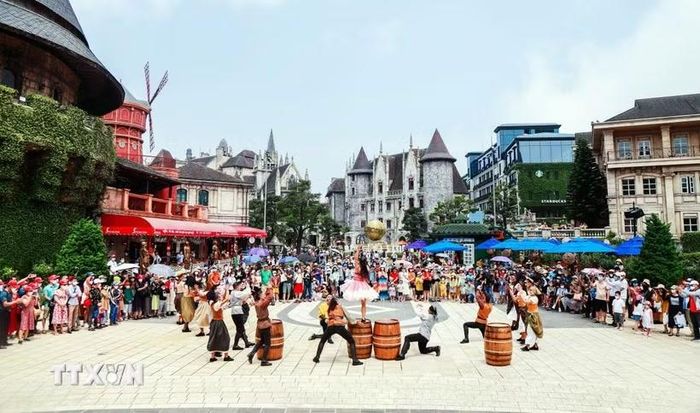 Hoạt động biểu diễn nghệ thuật tại các điểm du lịch ở Đà Nẵng thu hút đông đảo người dân, du khách. (Ảnh: Trần Lê Lâm/TTXVN)