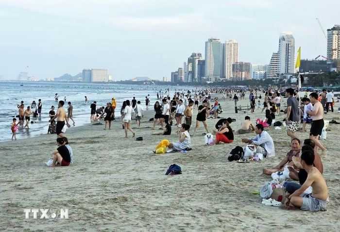 Các bãi biển đẹp tại Đà Nẵng luôn thu hút đông đảo du khách trong nước và quốc tế. (Ảnh: Trần Lê Lâm/TTXVN)