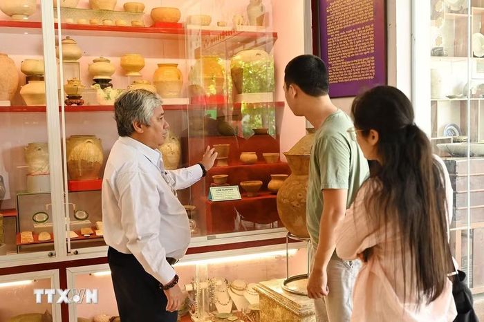 Du khách tham quan Bảo tàng cổ vật Mũi Né (Lâm Đồng). (Ảnh Hồng Hiếu/TTXVN)