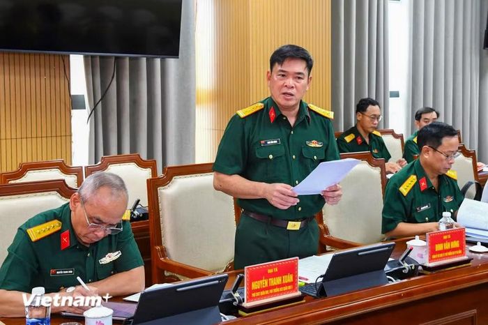 Đại tá Đinh Văn Hưng, Chính ủy Bộ Chỉ huy quân sự thành phố Đà Nẵng báo cáo Đoàn công tác kết quả thực hiện Chiến dịch 500 ngày đêm tại thành phố. (Ảnh: PV/Vietnam+)