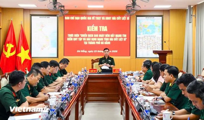 Đoàn công tác Ban Chỉ đạo Quốc gia về tìm kiếm hài cốt liệt sĩ đã kiểm tra thực tế "Chiến dịch 500 ngày đêm" tại thành phố Đà Nẵng. (Ảnh: PV/Vietnam+)