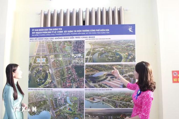 Người dân xem đồ án quy hoạch phân khu tỷ lệ 1/2.000 về “Xây dựng tái hiện thương cảng Phố Hiến xưa.” (Ảnh Mạnh Khánh/TTXVN)