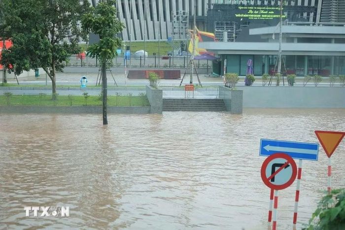 Đường Đại lộ Thăng Long hướng Hà Nội đi Láng Hoà Lạc, nhiều đoạn vẫn bị ngập sâu 40-80cm. (Ảnh: Hoàng Hiếu/TTXVN)