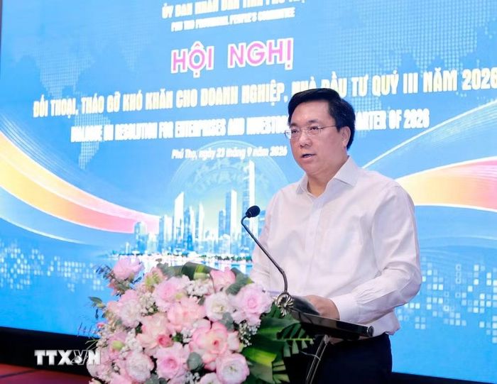 Chủ tịch Ủy ban Nhân dân tỉnh Phú Thọ Trần Duy Đông phát biểu tại hội nghị. (Ảnh: Hoàng Hùng/TTXVN)