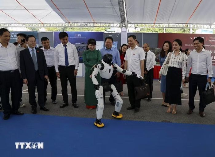 Đại biểu tham quan khu vực trưng bày và trải nghiệm công nghệ. (Ảnh: Đức Hiếu/TTXVN)