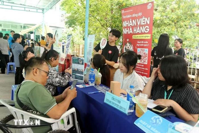 Đông đảo người khuyết tật tìm kiếm việc làm tại Ngày hội việc làm. (Ảnh: Thanh Vũ/TTXVN)