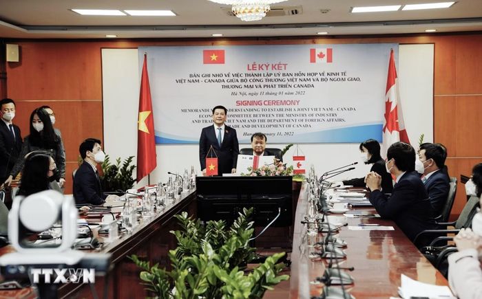 Ngày 11/01/2022, Bộ Công Thương và Bộ Ngoại giao Việt Nam, Thương mại và Phát triển Canada đã ký kết Bản ghi nhớ về việc thành lập Ủy ban hỗn hợp về kinh tế giữa Việt Nam và Canada theo hình thức trực tuyến. Trong khuôn khổ Ủy ban hỗn hợp, hai nước cần ưu tiên thảo luận các biện pháp thúc đẩy kinh tế - thương mại, đầu tư song phương, thông qua việc tận dụng những ưu đãi của Hiệp định CPTPP…(Ảnh: Trần Việt/TTXVN)