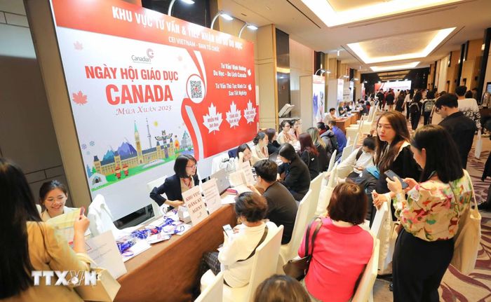 Học sinh, phụ huynh tìm hiểu về hệ thống giáo dục Canada, các chương trình học, thủ tục xin thị thực và thông tin học bổng trong “Ngày hội Giáo dục Canada" mùa Xuân 2023 tại Hà Nội, sáng 18/3/2023. (Ảnh: Thanh Tùng/TTXVN)
