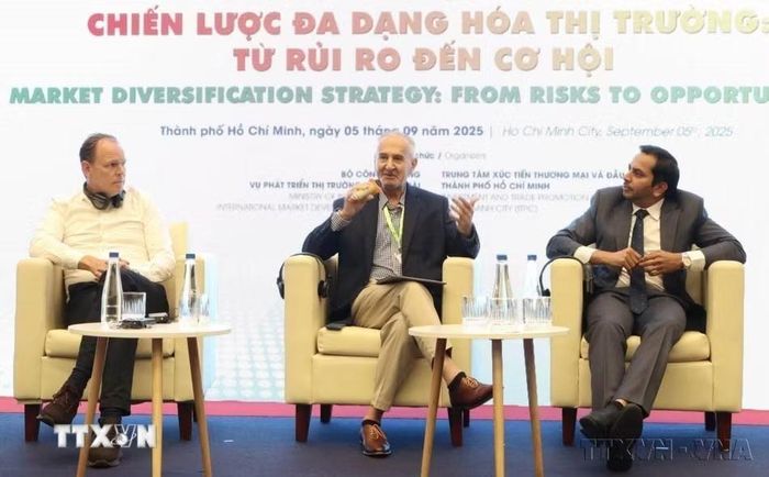 Ông Michel Verdy, Chủ tịch Hiệp hội Quebec-Việt Nam chia sẻ cơ hội hợp tác thương mại Việt Nam và Canada tại Hội thảo “Chiến lược đa dạng hóa thị trường: Từ rủi ro đến cơ hội” (Thành phố Hồ Chí Minh, 5/9/2025). (Ảnh: Xuân Anh/TTXVN)