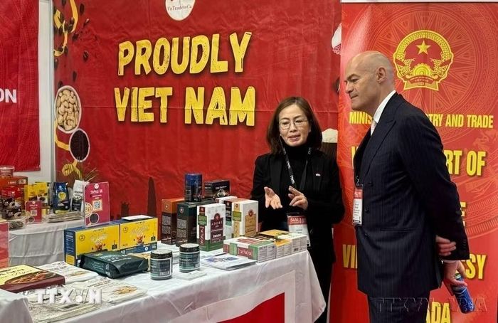 Tổng Giám đốc SIAL Canada Stéphane Thuillier (phải) thăm gian hàng Việt Nam tại Hội chợ thực phẩm quốc tế SIAL Canada, diễn ra từ 29/4 đến 1/5/2026 ở Montreal (Canada). (Ảnh: Hà Linh/TTXVN)