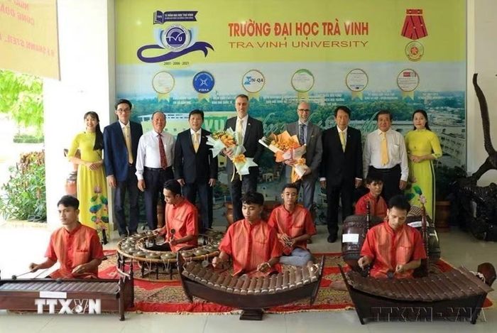 Đoàn công tác của Đại sứ đặc mệnh toàn quyền Canada tại Việt Nam đến thăm và làm việc với trường Đại học Trà Vinh (21/10/2025). (Ảnh: Phúc Sơn/TTXVN)