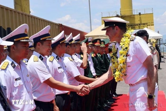 Tàu HMCS Charlottetown của Hải quân Canada do Phó Đô đốc Angus Topshee làm Trưởng đoàn cùng 257 sỹ quan, thủy thủ cập cảng Tiên Sa, bắt đầu chuyến thăm hữu nghị thành phố Đà Nẵng, từ ngày 15-18/5/2026. (Ảnh: Trần Lê Lâm/TTXVN)