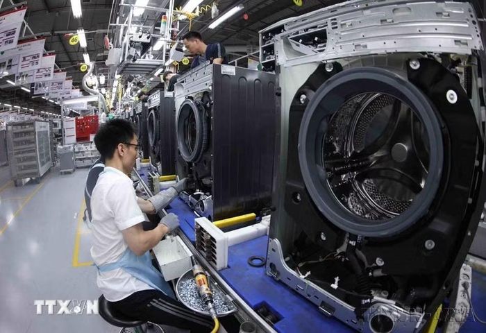 Dây chuyền lắp ráp máy giặt tại nhà máy của Công ty Trách nhiệm hữu hạn LG Electronics Việt Nam Hải Phòng, xuất khẩu sang nhiều thị trường trong đó có Canada. (Ảnh: Vũ Sinh/TTXVN)