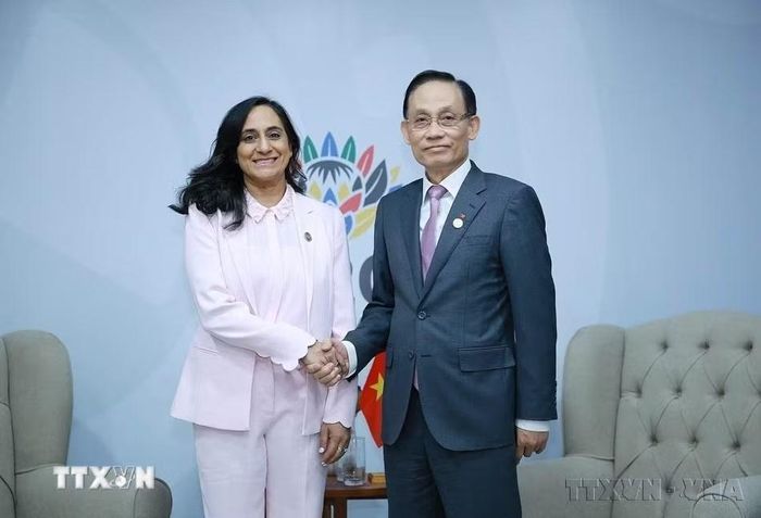 Nhân chuyến tham dự Hội nghị Thượng đỉnh G20 tại Nam Phi, sáng 23/11/2025, Bộ trưởng Bộ Ngoại giao Lê Hoài Trung tiếp Ngoại trưởng Canada Anita Anand. (Ảnh: Dương Giang/TTXVN)