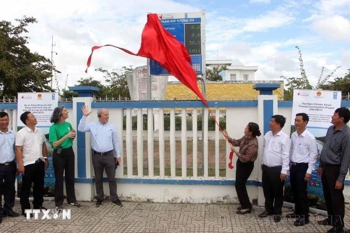 Lễ bàn giao Hệ thống Cảnh báo sớm và Quản lý thiên tai (HMEWS) tại phường Vĩnh Phước do Ủy ban Nhân dân thành phố Cần Thơ phối hợp cùng Đại sứ quán Canada tại Việt Nam và Chương trình Phát triển Liên Hiệp Quốc (UNDP) tại Việt Nam tổ chức (18/11/2025). (Ảnh: Trung Kiên/TTXVN)