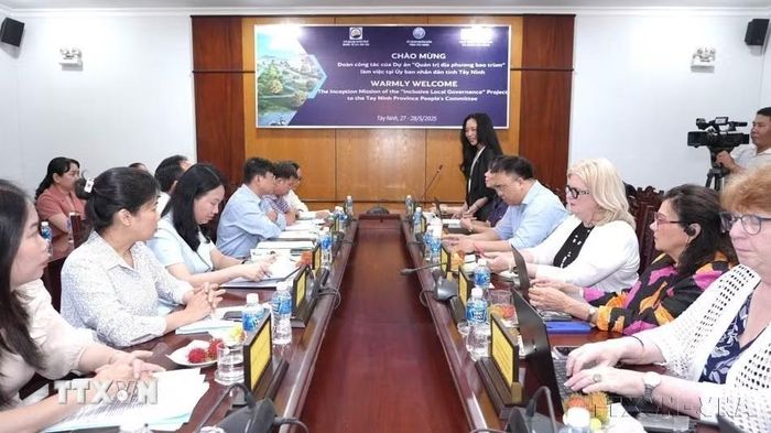 Đoàn công tác của Học viện Hành chính và Quản trị công và đoàn chuyên gia Canada làm việc với Ủy ban Nhân dân tỉnh Tây Ninh về việc phối hợp triển khai Dự án “Quản trị địa phương bao trùm” do Chính phủ Canada tài trợ (27/05/2025). (Ảnh: Minh Phú/TTXVN)