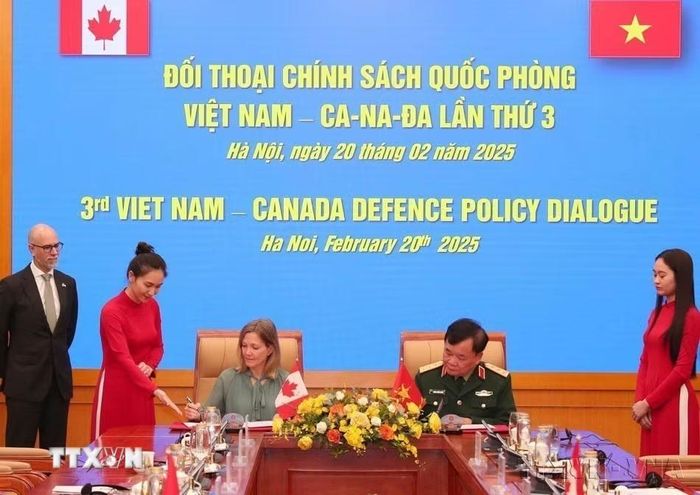Thượng tướng Hoàng Xuân Chiến và bà Stefanie Beck, Thứ trưởng Bộ Quốc phòng Canada ký Biên bản Đối thoại chính sách quốc phòng Việt Nam-Canada lần thứ 3 (Hà Nội, 20/2/2025). (Ảnh: Trọng Đức/TTXVN)