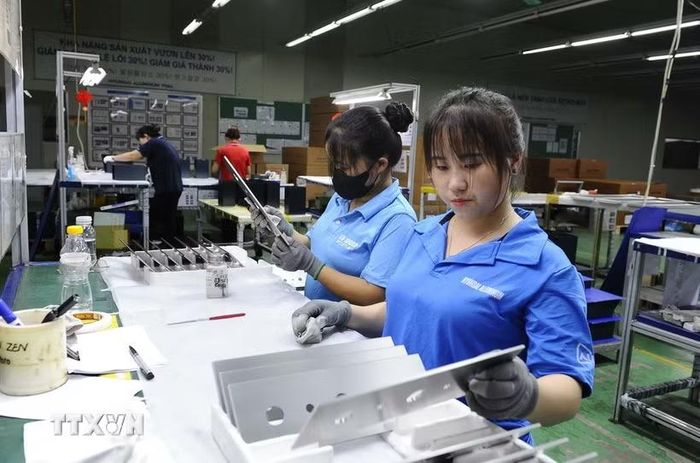 Doanh nghiệp tại Khu Công nghiệp Phố Nối A áp dụng công nghệ vào sản xuất. (Ảnh Mạnh Khánh/TTXVN)