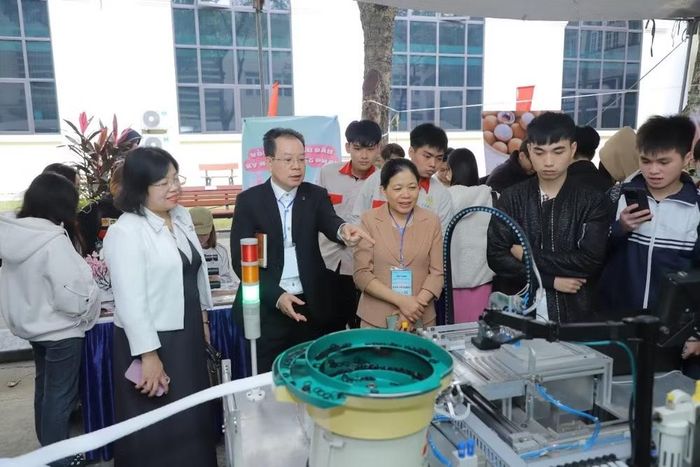 Giới thiệu, trình diễn mô hình, sản phẩm công nghệ tại hoạt động khởi nghiệp, đổi mới sáng tạo trên địa bàn tỉnh Hưng Yên. (Ảnh: Báo Hưng Yên)