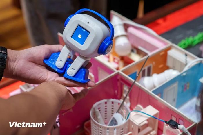 Nhiều mô hình ứng dụng khoa học công nghệ vào thực tiễn được làm ra bởi sinh viên thành phố Đà Nẵng mang nên triển lãm. (Ảnh: Thanh Phong/Vietnam+)