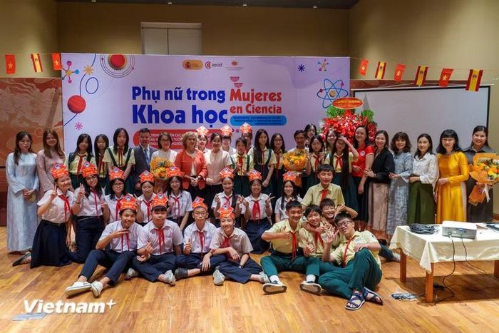 Triển lãm "Phụ nữa trong khoa học" thu hút đông đảo học sinh, sinh viên Đà Nẵng tham gia. (Ảnh: Thanh Phong/Vietnam+)