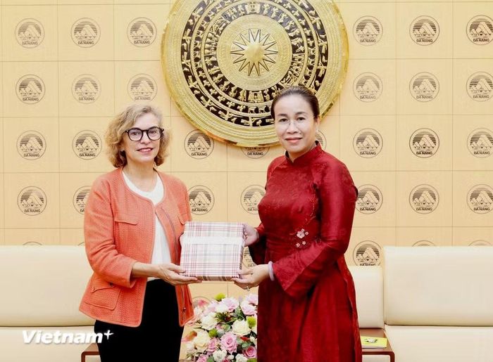 Phó Chủ tịch Ủy ban nhân dân thành phố Đà Nẵng Nguyễn Thị Anh Thi (bên phải) tiếp Đại sứ Đặc mệnh toàn quyền Tây Ban Nha Carmen Cano de Lasala (bên trái). (Ảnh: PV/Vietnam+)