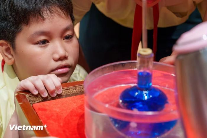 Học sinh trung học cơ sở thành phố Đà Nẵng thích thú trải nghiệm các tình huống hóa học ứng dụng trong thực tiễn cuộc sống. (Ảnh: Thanh Phong/Vietnam+)