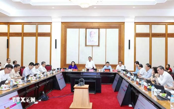 Thường trực Ban Bí thư Trần Cẩm Tú chủ trì Cuộc họp về Hệ thống giám sát, điều hành thông minh và hệ thống quản lý công việc, đánh giá cán bộ trên môi trường số. (Ảnh: Phương Hoa/TTXVN)