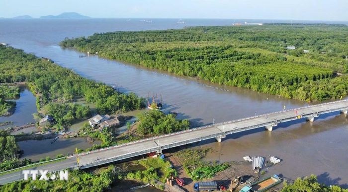 Tuyến hành lang kinh tế ven biển của tỉnh Cà Mau đang dần được định hình, gắn kết khai thác-chế biến-xuất khẩu-logistics nhằm tạo chuỗi giá trị đồng bộ. (Ảnh: Huỳnh Anh/TTXVN)