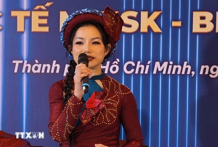 Giải Bạc càng có ý nghĩa khi Thanh Hoa vừa trở lại nghề sau thời gian sinh con và gần hai năm gián đoạn biểu diễn tiết mục cùng Hiển Phước. (Ảnh: Hữu Duyên/TTXVN)