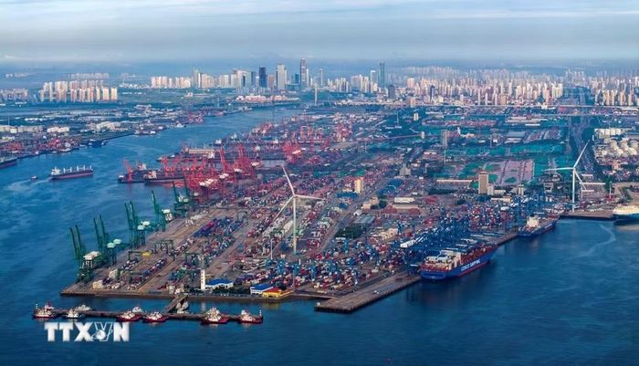 Quang cảnh cảng hàng hóa tại Thiên Tân, Trung Quốc. (Ảnh: THX/TTXVN)